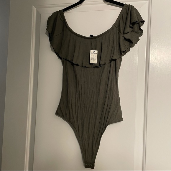 NWT Express Ribbed Olive Green Ruffle Off-the-Shoulder Bodysuit size Medium - Picture 4 of 6